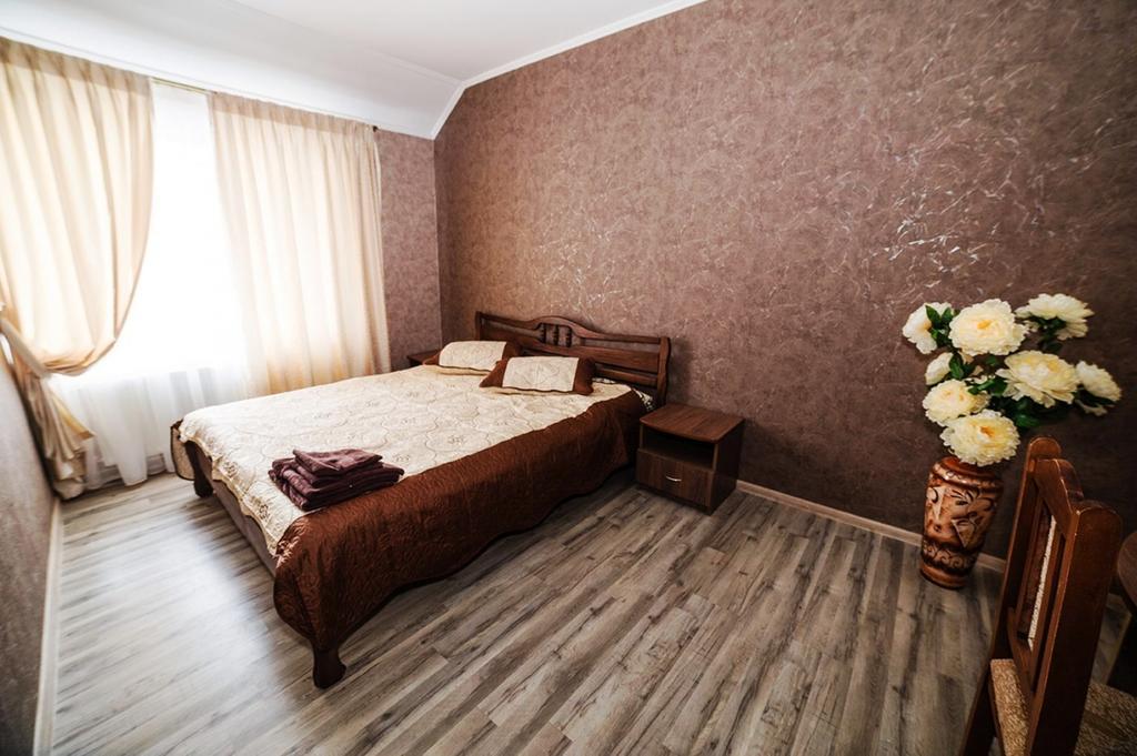 Corner House Hotel Lutsʼk Esterno foto